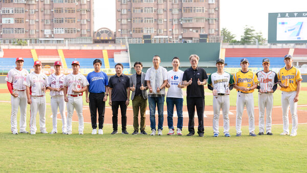 ▲二軍獲獎選手與貴賓合影、盜壘王-張皓崴。（圖／中職提供）