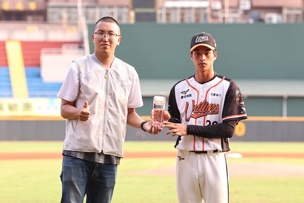 ▲二軍獲獎選手與貴賓合影、盜壘王-張皓崴。（圖／中職提供）