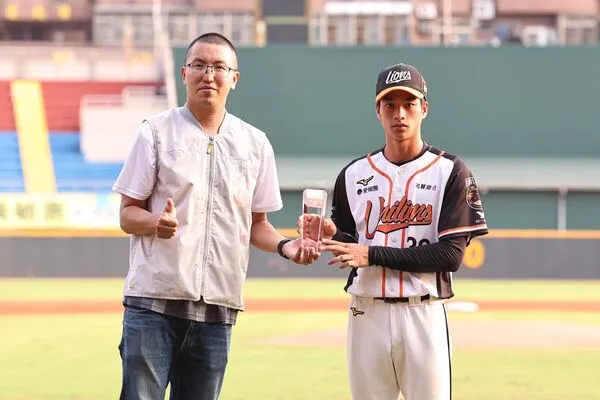 ▲二軍獲獎選手與貴賓合影、盜壘王-張皓崴。（圖／中職提供）