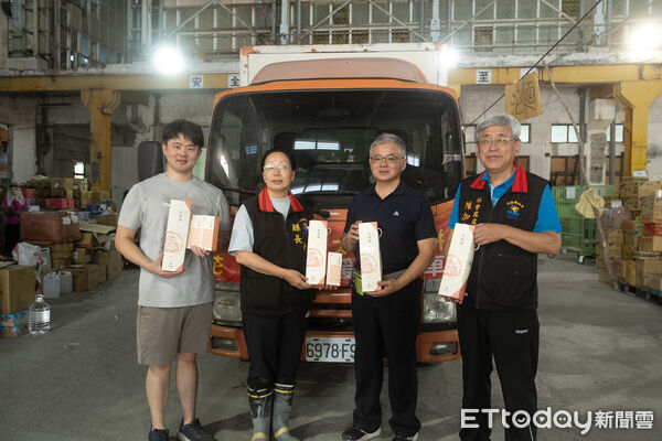 ▲暖哭！放下中秋節大檔期　太陽餅超人開夜車狂奔數百公里送1.5萬片餅進災區　。（圖／記者游瓊華翻攝）