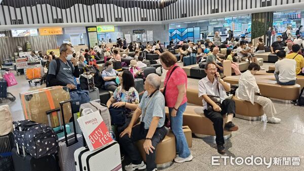 ▲▼金門無機位可乘，旅客怒吼我要回家。（圖／記者林名揚翻攝）