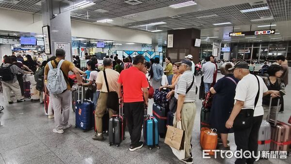 ▲▼金門無機位可乘，旅客怒吼我要回家。（圖／記者林名揚翻攝）