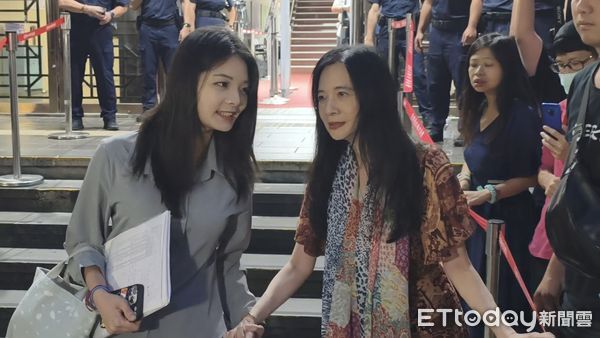 ▲▼涉犯京華城案的台北市議員應曉薇，今（30日）到台北地院結束作證，與女兒應佳妤牽手離開。（圖／記者黃哲民攝）