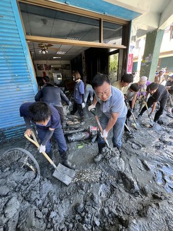 ▲搶救光復鄉，房仲全聯會捐物資投入災區清理