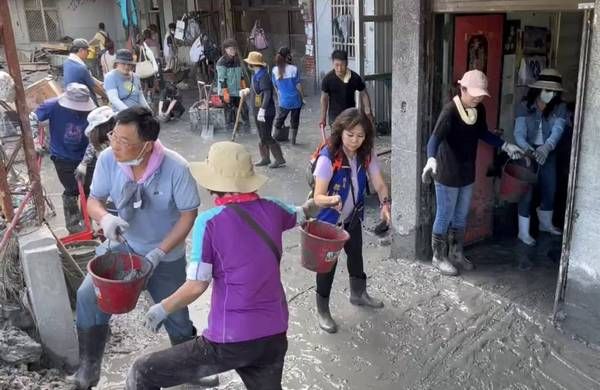 ▲搶救光復鄉，房仲全聯會捐物資投入災區清理