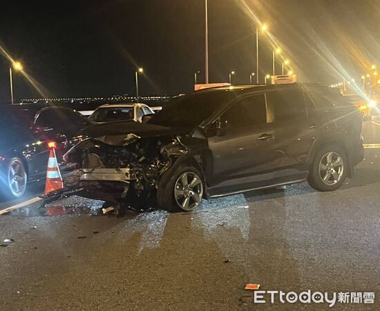 ▲22歲男開啟輔助駕駛追撞緩撞車。（圖／記者唐詠絮翻攝）