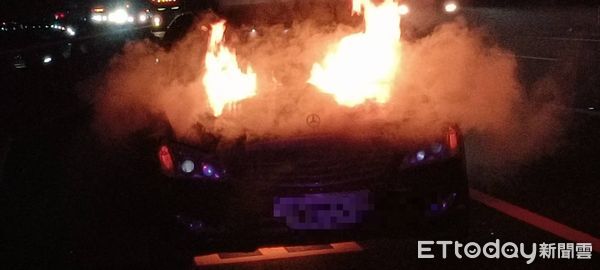 ▲▼30日晚間10點多，國5南下35公里處發生火燒車。。（圖／記者游芳男翻攝，下同）