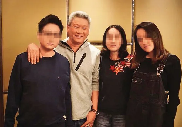 向孝維（左二）與原配夏女（右二）生下2個女兒，但彼此關係疏離，這是他們一家難得的合照。（翻攝自向孝維臉書）