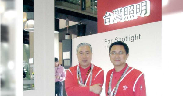 王台光(左)所經營的偉仲集團，為全球規模最大帽子製造商，後來他又轉進科技業、LED照明業，知名照明品牌旭光牌便是他的事業體之一。（圖／報系資料庫）