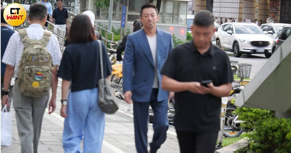 汪小菲跟Mandy帶著兒子與友人一起吃晚餐。（圖／本刊攝影組）