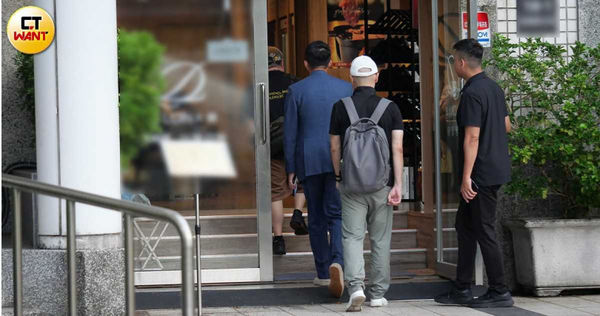 汪小菲跟友人先抵達餐廳。（圖／本刊攝影組）