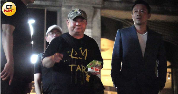 吃飽後一行人一同散步，汪小菲與宣昶有平行走。（圖／本刊攝影組）