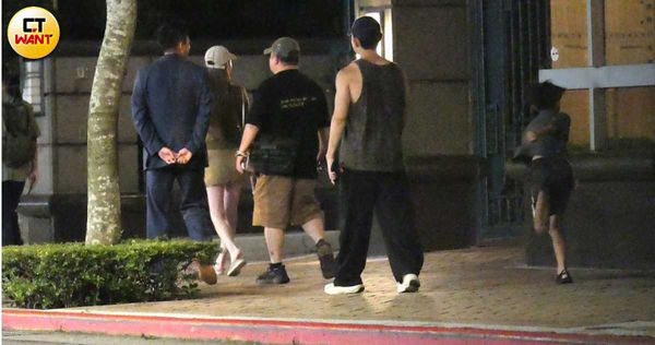 大人在前面走著，汪小菲的兒子沿路蹦蹦跳跳感覺開心。（圖／本刊攝影組）