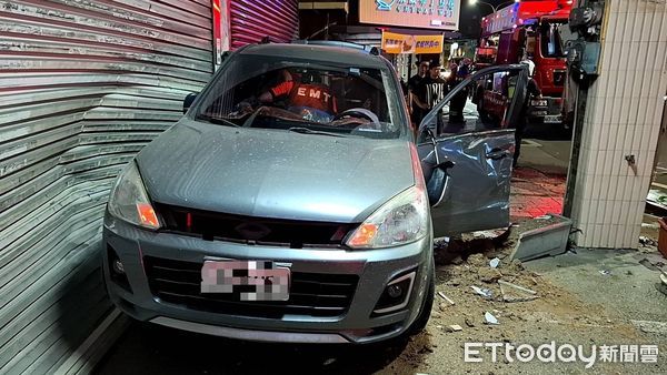 ▲▼台南市西門路三段車禍，3人受傷。（圖／記者林東良翻攝）