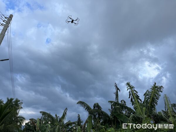 ▲里港警方利用無人機巡視香蕉園。（圖／記者陳崑福翻攝）
