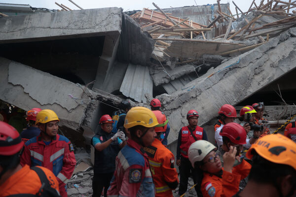 ▲▼印尼東爪哇省（East Java）泗水多佐（Sidoarjo）一所伊斯蘭寄宿學校內一棟大樓在9月29日突然倒塌。（圖／達志影像／美聯社）