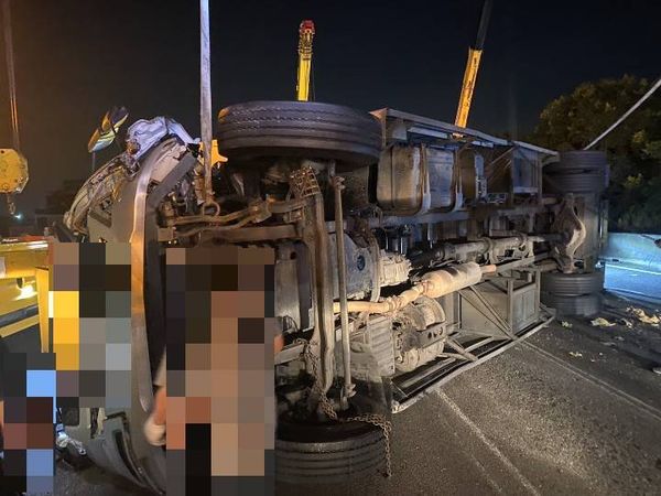 ▲國道1號彰化路段深夜3車連環撞。（圖／記者唐詠絮翻攝）