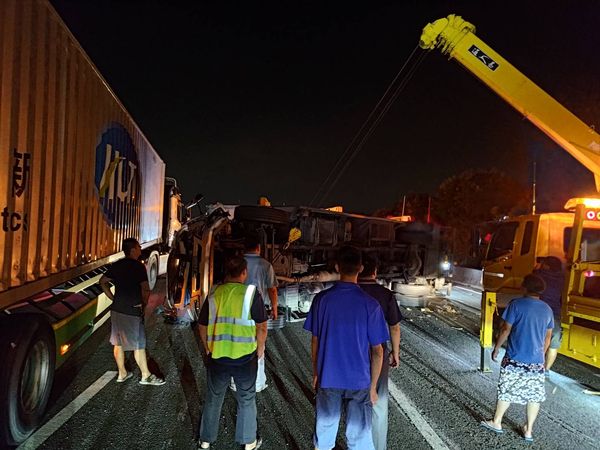 ▲國道1號彰化路段深夜3車連環撞。（圖／記者唐詠絮翻攝）