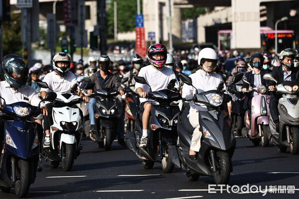 ▲公館圓環拆除後第二個上班日，湧入大量通勤車潮。（圖／記者林敬旻攝）