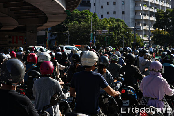 ▲公館圓環拆除後第二個上班日，湧入大量通勤車潮。（圖／記者林敬旻攝）