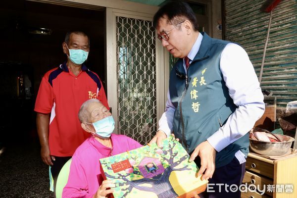 ▲台南市長黃偉哲中秋前夕探訪七股受災戶，送上家電與節日祝福。（記者林東良翻攝，下同）