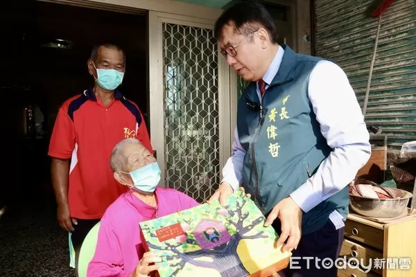 ▲台南市長黃偉哲中秋前夕探訪七股受災戶，送上家電與節日祝福。（記者林東良翻攝，下同）