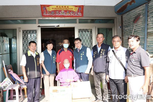 ▲台南市長黃偉哲中秋前夕探訪七股受災戶，送上家電與節日祝福。（記者林東良翻攝，下同）