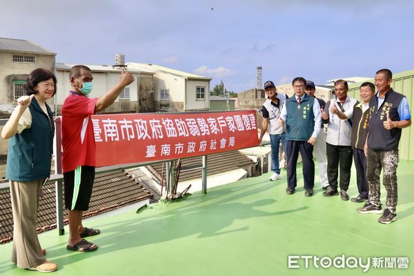 ▲台南市長黃偉哲中秋前夕探訪七股受災戶，送上家電與節日祝福。（記者林東良翻攝，下同）