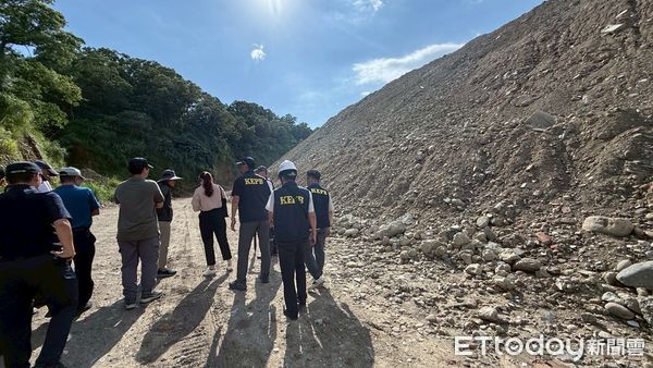 ▲▼高雄大樹統嶺段林地遭傾倒營建廢棄物。（圖／記者許宥孺翻攝）