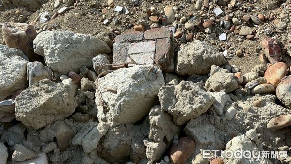 ▲▼高雄大樹統嶺段林地遭傾倒營建廢棄物。（圖／記者許宥孺翻攝）