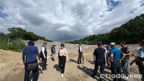 ▲▼高雄大樹統嶺段林地遭傾倒營建廢棄物。（圖／記者許宥孺翻攝）