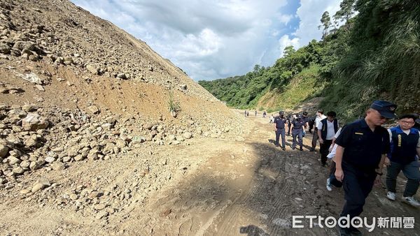 ▲▼高雄大樹統嶺段林地遭傾倒營建廢棄物。（圖／記者許宥孺翻攝）