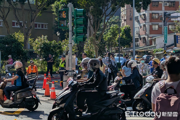 ▲綠燈秒數太短，行人被車流卡住過不去。（圖／記者林敬旻攝）