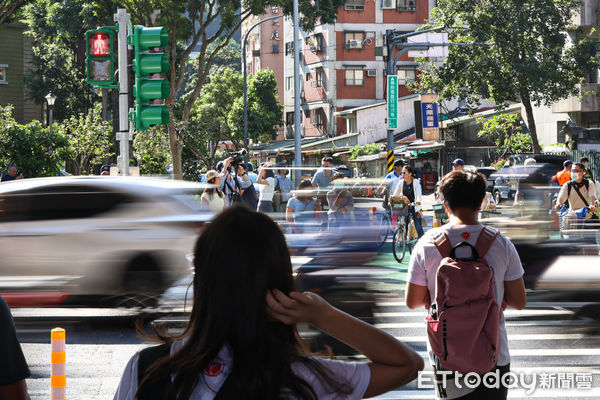▲綠燈秒數太短，行人被車流卡住過不去。（圖／記者林敬旻攝）
