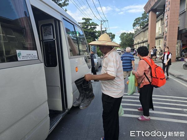 ▲▼接駁專車提供安置災民返家清理、領取物資及就醫等必要行程，每日有4班次。（圖／花蓮縣政府提供，下同）