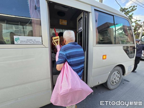 ▲▼接駁專車提供安置災民返家清理、領取物資及就醫等必要行程，每日有4班次。（圖／花蓮縣政府提供，下同）