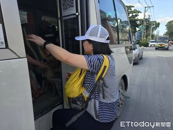 ▲▼接駁專車提供安置災民返家清理、領取物資及就醫等必要行程，每日有4班次。（圖／花蓮縣政府提供，下同）