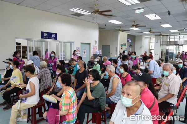 ▲台南市長黃偉哲呼籲市民把握時機接種流感與新冠疫苗。（記者林東良翻攝，下同）