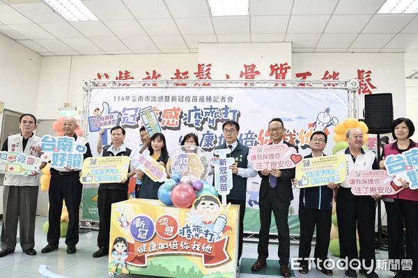 ▲台南市長黃偉哲呼籲市民把握時機接種流感與新冠疫苗。（記者林東良翻攝，下同）
