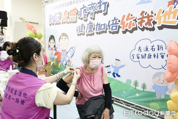 ▲台南市長黃偉哲呼籲市民把握時機接種流感與新冠疫苗。（記者林東良翻攝，下同）