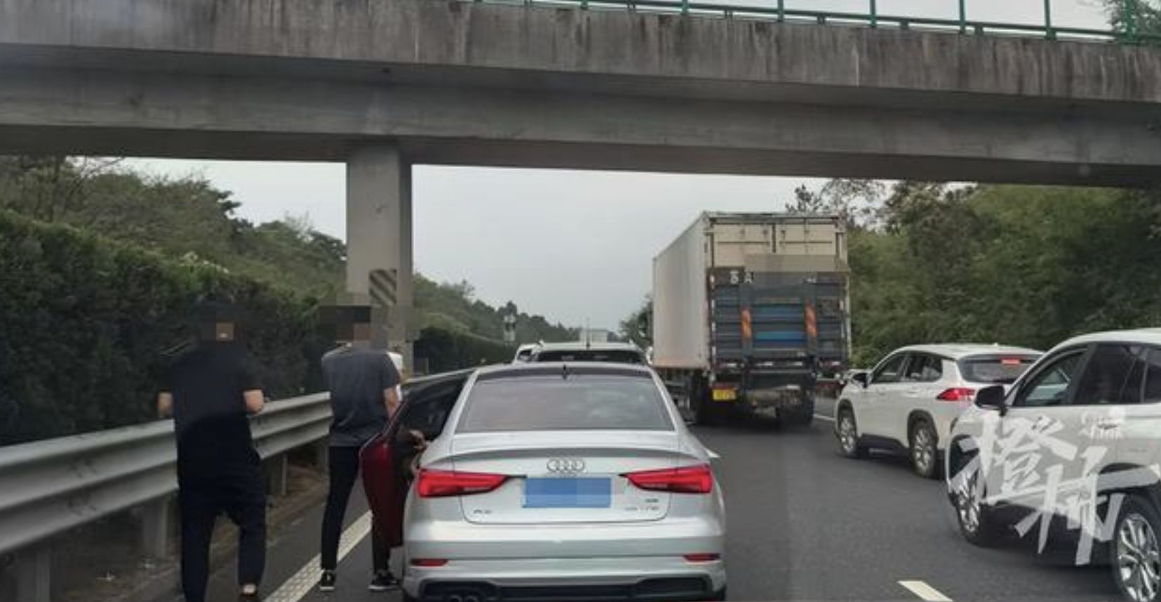 ▲部分車主塞在車陣中憋不住，直接在路邊小便。（圖／翻攝都市快報）