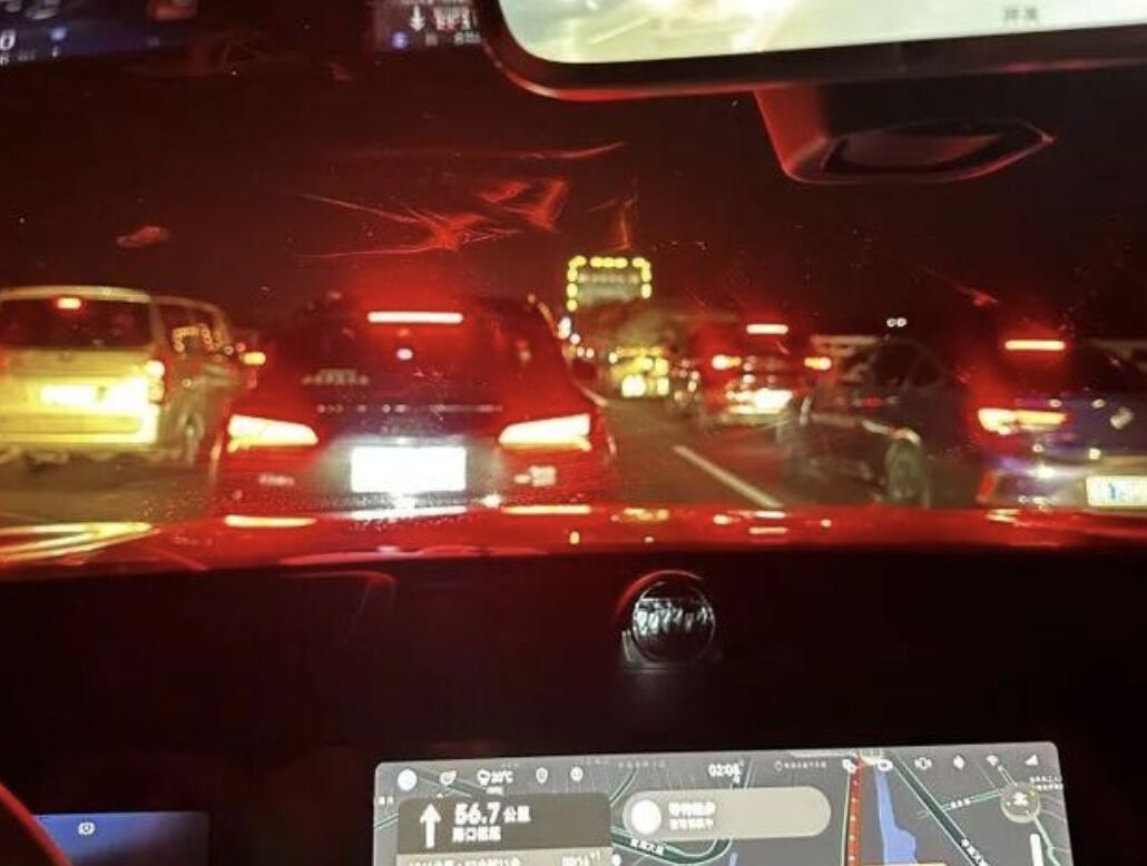 ▲車主小楊凌晨兩點還在高速公路上塞著不動。（圖／翻攝都市快報）