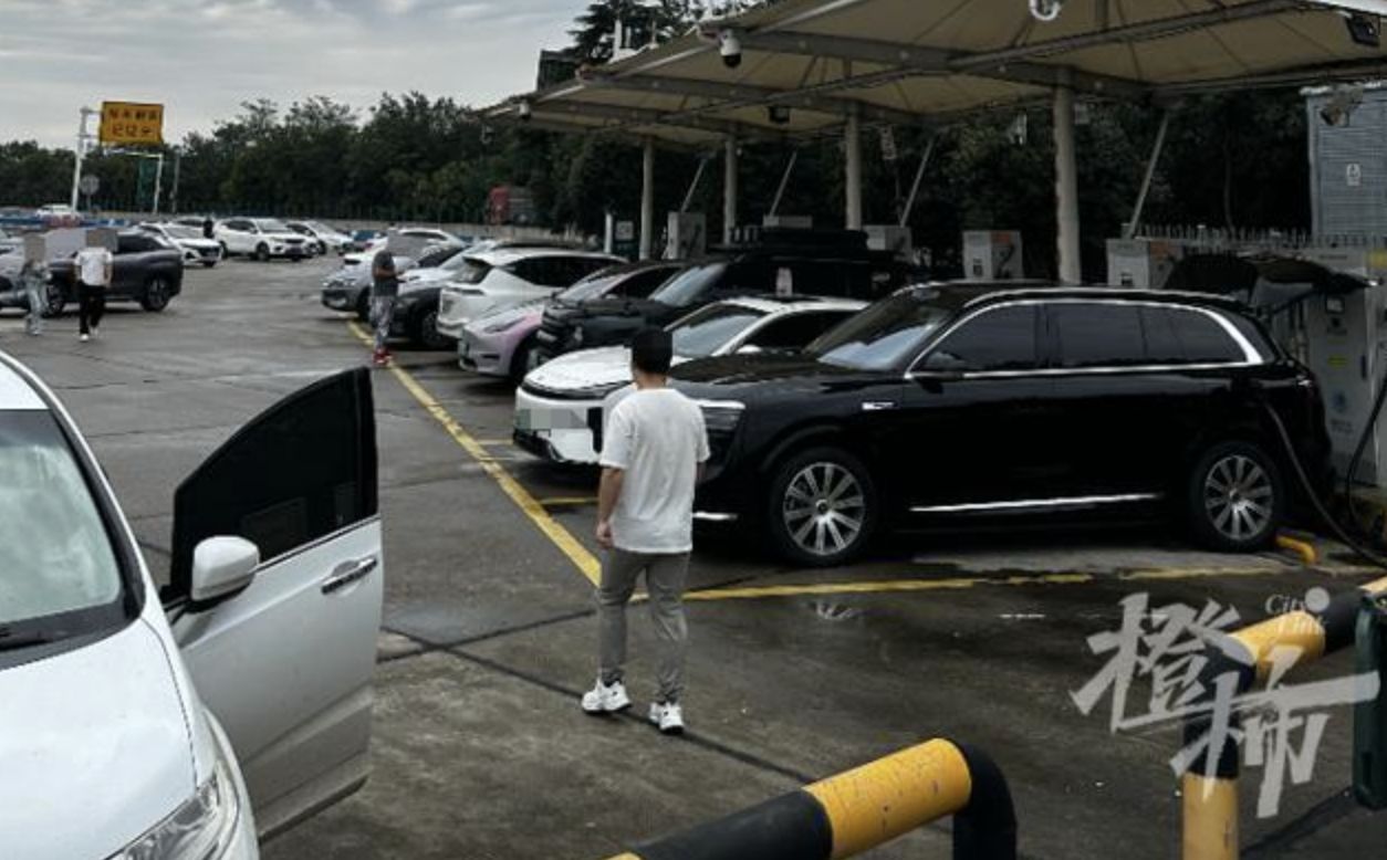 ▲大陸十一長假首日，熱門休息站車滿為患，電動車充電得等上一段時間。（圖／翻攝都市快報）