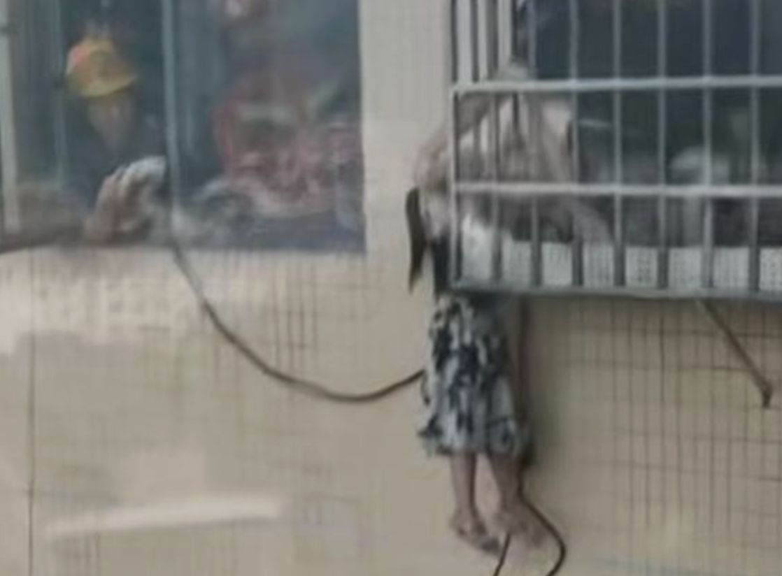 ▲女童20樓跌落，14樓住戶緊抓雙手救回一命。（圖／翻攝微博）