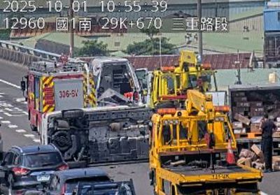 快訊/國1高架追撞事故!民間救護車翻覆 護理師送醫救治