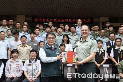 中秋慰勞國軍！　黃偉哲贈慰勞金與農特產感謝官兵救災守護家園