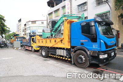 光復災區大量土石仍待清除　南投縣動員6機具東進協助災民