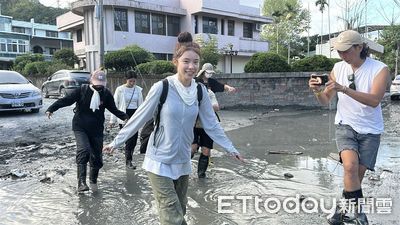 李多慧化身鏟子超人!調整拍攝工作現身救災 臉沾泥喊:想多幫忙