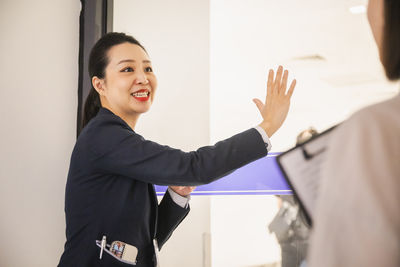 桃機上演「航站情緣」！超暖「服務楷模」專業引路　幫闊別三年的夫妻隔窗重逢