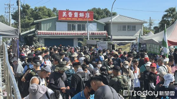 ▲光復車站,人潮,雨鞋,受傷。（圖／記者許權毅攝）